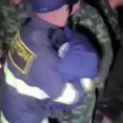 Zirvede korku dolu saatler: Kayıp &ccedil;ocuk karlar i&ccedil;inde hayata tutundu