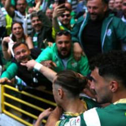 1. Lig tarihinde g&ouml;r&uuml;lmemiş rekor! Bursaspor taraftarı S&uuml;per Lig i&ccedil;in gemileri yaktı