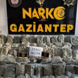 Gaziantep&rsquo;te dev uyuşturucu operasyonu: Tırın dorsesindeki zuladan kilolarca zehir &ccedil;ıktı!