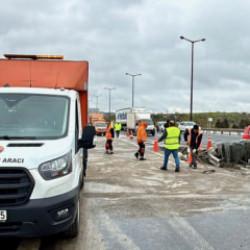 Anadolu Otoyolu'nda ulaşımı aksatan kaza! Bariyere girdi