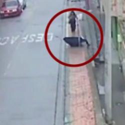 Arabadan fırlayan teker kadını hayattan kopardı! Feci &ouml;l&uuml;m kameralara yansıdı...