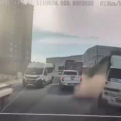 Arnavutk&ouml;y'de okul servisi ile kamyonet kafa kafaya &ccedil;arpıştı! O anlar kameralara yansıdı