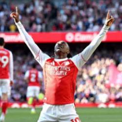Arsenal hata yapmadı! Tek golle liderliği geri aldı