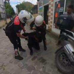 Boğazına şeker ka&ccedil;an motorcuyu polis Heimlich manevrasıyla kurtardı