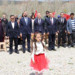 Bu okulda sadece 1 &ouml;ğretmen ve 1 &ouml;ğrenci var: Coşkulu 23 Nisan kutlaması