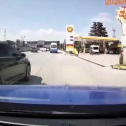 Bursa&rsquo;da trafikte tehlikeli anlar: Makas atan s&uuml;r&uuml;c&uuml; kamerada