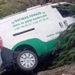 Cenaze nakil aracı kaza yaptı, ara&ccedil;taki 2 kişi yaralandı