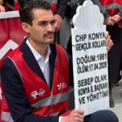 CHP'li gen&ccedil;lerden mezar taşlı eylem: 'Demokrasiye karşı' deyip istifa istediler