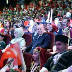 Cumhurbaşkanı Erdoğan'dan &ccedil;ocuklara dijital medya uyarısı: Tehlikelere karşı dikkatli olun