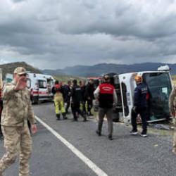 Diyarbakır-Bing&ouml;l kara yolunda yolcu otob&uuml;s&uuml; devrildi: &Ouml;l&uuml; ve &ccedil;ok sayıda yaralı var