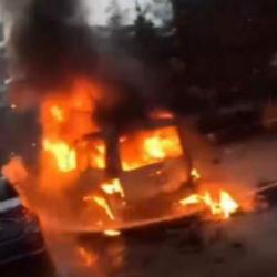 Diyarbakır'da park halindeki ara&ccedil; alev alev yandı