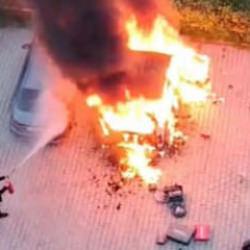  Diyarbakır&rsquo;da site i&ccedil;inde korkutan yangın