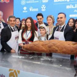 Esenler'de dev festival, 12 &uuml;lkeden yoğun katılım! Bakan Kacır festivalde m&uuml;jdeyi duyurdu