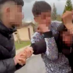 Eskişehir&rsquo;de parkta 6 kişilik bir grup ortalarına aldıkları &ccedil;ocuğu dakikalarca darp etti