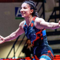 Evin Demirhan Yavuz'dan g&uuml;m&uuml;ş madalya