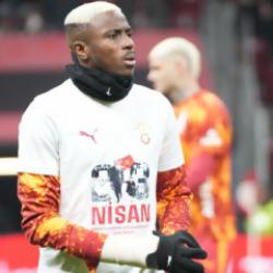 Fenerbah&ccedil;e başvuru yapmıştı! Derbi &ouml;ncesi Osimhen gelişmesi: Kolundaki sargı engel mi?