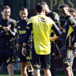 Fenerbah&ccedil;e Konyaspor ma&ccedil;ının kamp kadrosunu a&ccedil;ıkladı! 3 eksik var