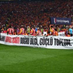Galatasaray-Fenerbah&ccedil;e derbisinde anlamlı mesaj: "Dezenformasyona kırmızı kart"