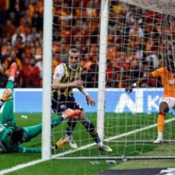 Galatasaray RAMS Park'ta Fenerbah&ccedil;e'yi yenmekte zorlanıyor!