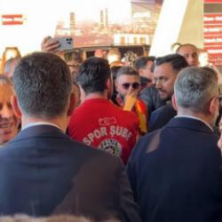 Galatasaraylı y&ouml;neticiler, Fenerbah&ccedil;eli y&ouml;neticileri karşıladı