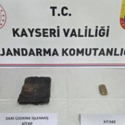 Kayseri&rsquo;de tarihi eser operasyonu: Deri &uuml;zerine işlenmiş el yazması kitap ele ge&ccedil;irildi!