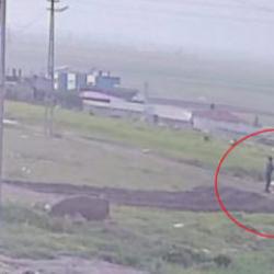 Hatay'da 3 &ccedil;ocuk silahla rastgele ateş etti! Akılalmaz anlar kamerada 