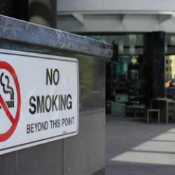 İngiltere'den sigara kararı! 2009 sonrası doğanlara &ouml;m&uuml;r boyu yasak