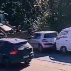 İstanbul'da korkun&ccedil; kaza: Kontrolden &ccedil;ıkan kep&ccedil;e ara&ccedil;ları bi&ccedil;ti