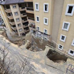 İstinat duvarı &ccedil;&ouml;kt&uuml;; 7 katlı binanın 2 katı tahliye edildi