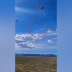 İtalya&rsquo;da askeri g&ouml;rev felaketle bitti: Paraş&uuml;tle indirilen ara&ccedil; yere &ccedil;akıldı