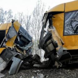 Danimarka'da iki tren kafa kafaya &ccedil;arpıştı