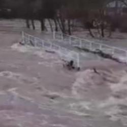 Kızılırmak taştı, k&ouml;yde ev ve ahırları su bastı