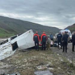 Kontrolden &ccedil;ıkan minib&uuml;s dere yatağına devrildi: &Ccedil;ok sayıda yaralı var