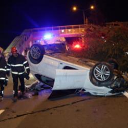 K&ouml;peğe &ccedil;arpmamak i&ccedil;in manevra yapınca takla attı: 2 yaralı