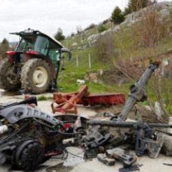 Korkun&ccedil; kaza: Trakt&ouml;r ikiye ayrıldı! &Ccedil;ok sayıda yaralı var