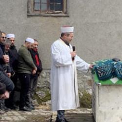 K&ouml;y&uuml;n neşesiydi! İmam ayakta durmakta g&uuml;&ccedil;l&uuml;k &ccedil;ekti