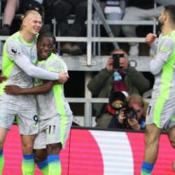 Liderliği alan Manchester City, Burnley'i k&uuml;me d&uuml;ş&uuml;rd&uuml;