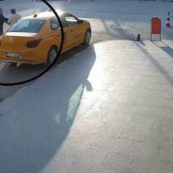 Hatay'da satırlı dehşet! 3 kişinin yaralandığı anlar kamerada 