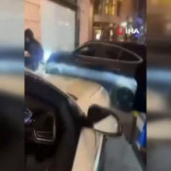 L&uuml;ks otomobil yayaların arasına daldı: Sosyal medya &uuml;nl&uuml;s&uuml; ağır yaralandı