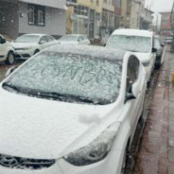 Nisan ayında kar s&uuml;rprizi! Her yer beyaza b&uuml;r&uuml;nd&uuml;