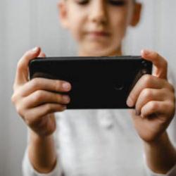 İngiltere'de eğitimde dijital sıkılaşma: Okullarda telefon yasağı!