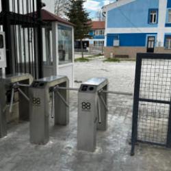 Okullarda yeni d&ouml;nem: İlk kez uygulandı! Turnikeyle giriş yapılıyor