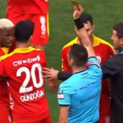 Osimhen'den hakeme g&ouml;r&uuml;lmemiş tepki! Takım arkadaşları araya girdi