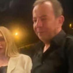 &Ouml;znur &Ccedil;ağalı sessizliğini bozdu: O fotoğraftaki sarışın kadın ben değilim