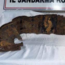 Piton derisine İbranice altın yazmalı kitap ele ge&ccedil;irildi