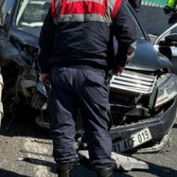 Polisin &lsquo;dur&rsquo; ihtarına uymadı, kaza yapınca yakalandı