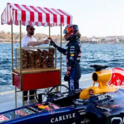 Red Bull Racing aracı 5 yıl sonra T&uuml;rkiye'ye geldi! Boğazı turlayıp simit aldı