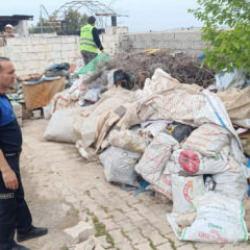 Reyhanlı'da bir evden 6 kamyon &ccedil;&ouml;p &ccedil;ıkarıldı