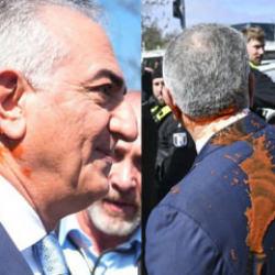 Rıza Pehlevi'ye kırmızı sıvı atıldı
