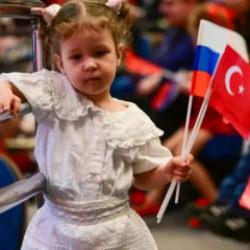 Rusya'da 23 Nisan coşkusu: Uluslararası &Ccedil;ocuk Şenliği programı yapıldı